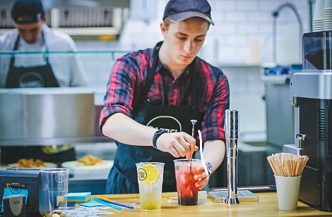 Nebenjob Minijob Kellner Mann Getraenke